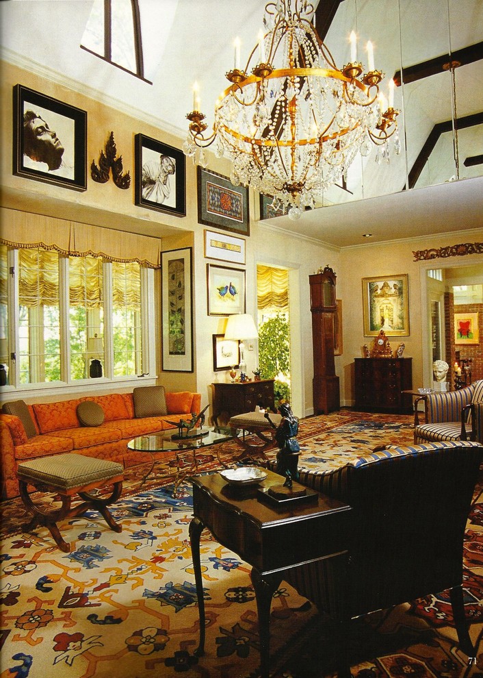 Esempio di un grande soggiorno classico aperto con sala formale, pareti beige, nessun camino e nessuna TV