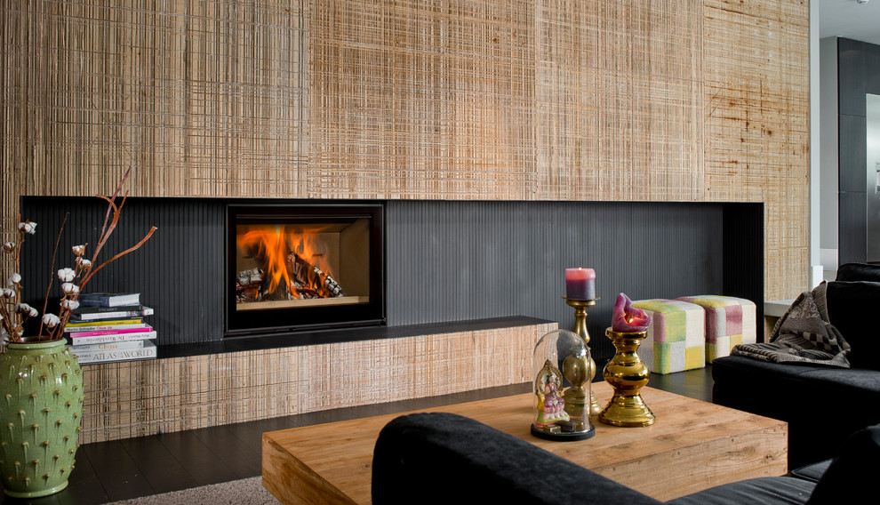 Exempel på ett modernt vardagsrum, med klinkergolv i porslin, en spiselkrans i trä och bruna väggar