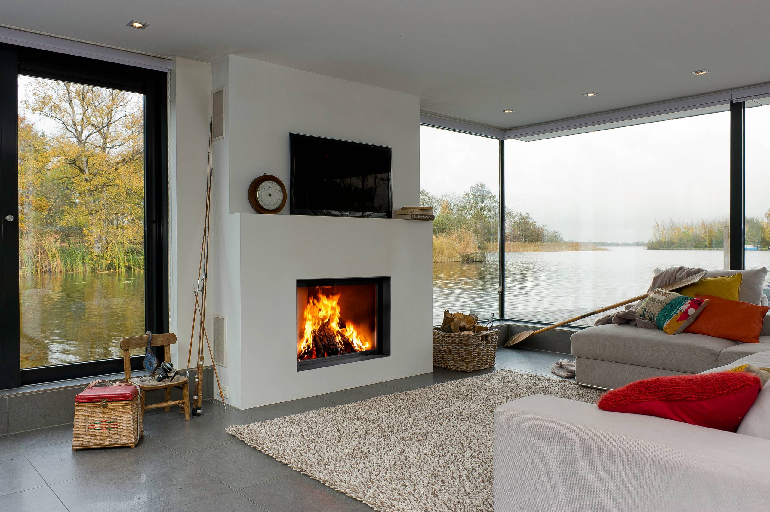 Стильный и уютный интерьер гостиной с камином в частном доме