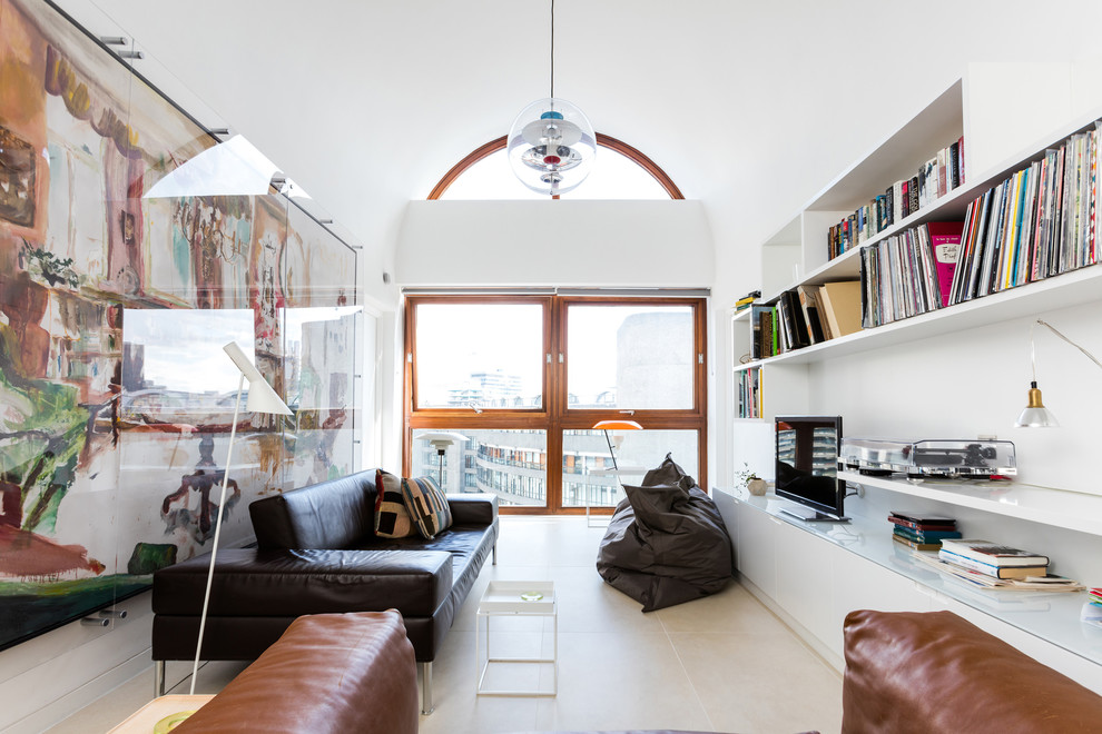 Esempio di un soggiorno minimal di medie dimensioni e chiuso con pareti bianche, TV autoportante, sala formale e pavimento in vinile