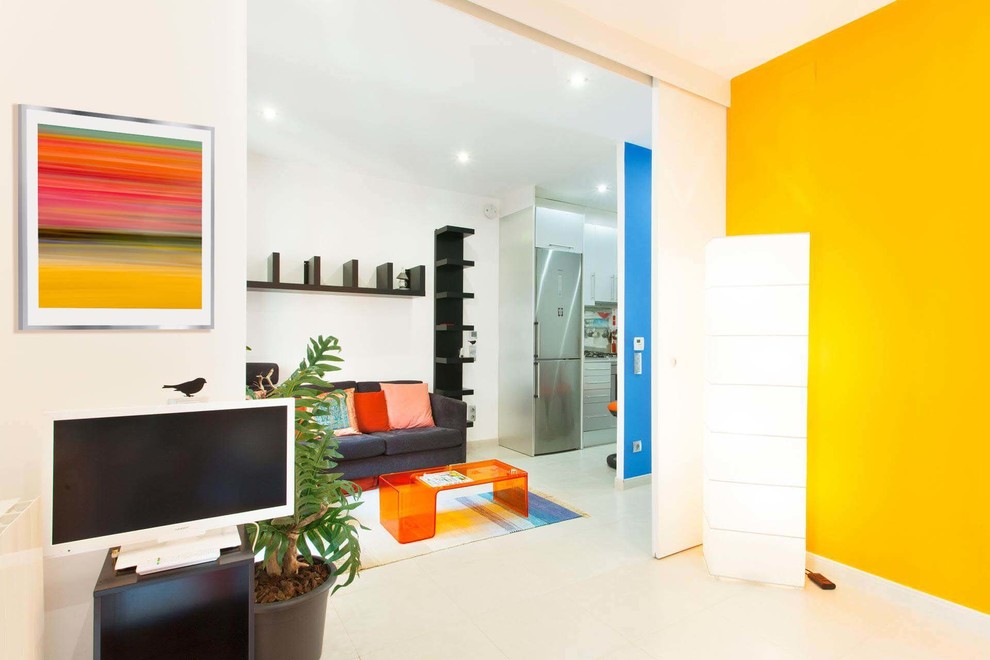 Réalisation d'un petit salon design ouvert avec un mur orange et un sol beige.