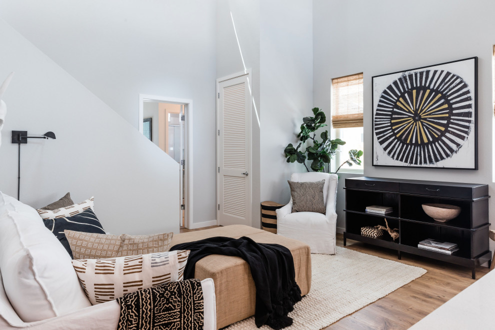 Свежая идея для дизайна: открытая гостиная комната среднего размера в стиле неоклассика (современная классика) с серыми стенами, светлым паркетным полом и бежевым полом - отличное фото интерьера