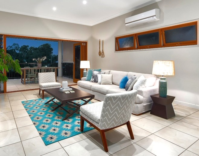 Großes, Fernseherloses, Offenes Klassisches Wohnzimmer mit grauer Wandfarbe und Keramikboden in Brisbane