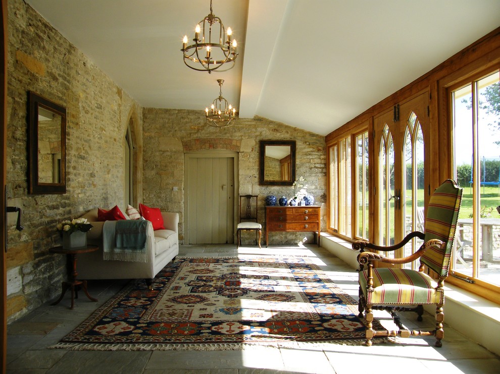 Country Wohnzimmer mit Schieferboden und Steinwänden in Dorset