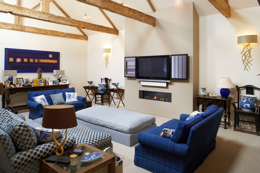 Exempel på ett stort klassiskt vardagsrum, med beige väggar, heltäckningsmatta och en väggmonterad TV