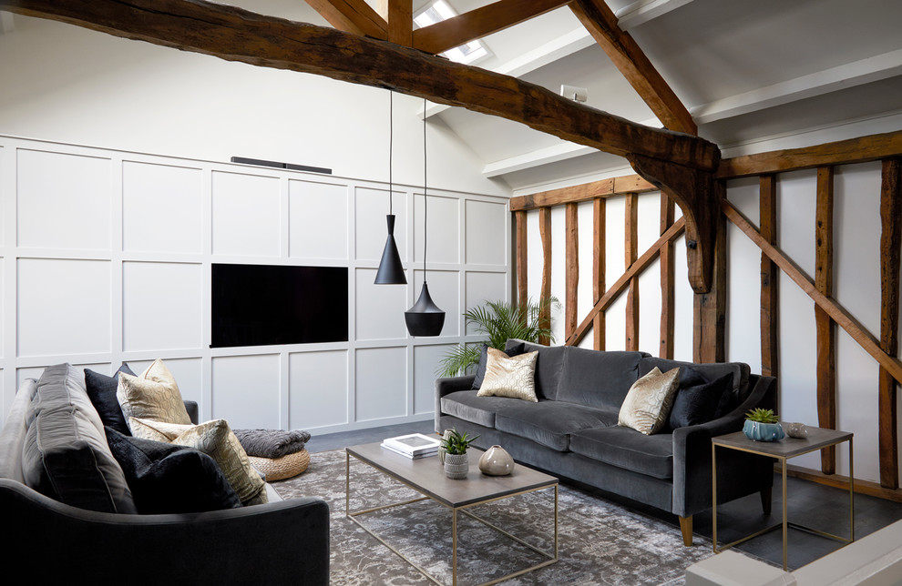 Klassisk inredning av ett separat vardagsrum, med vita väggar, mörkt trägolv, en inbyggd mediavägg och svart golv