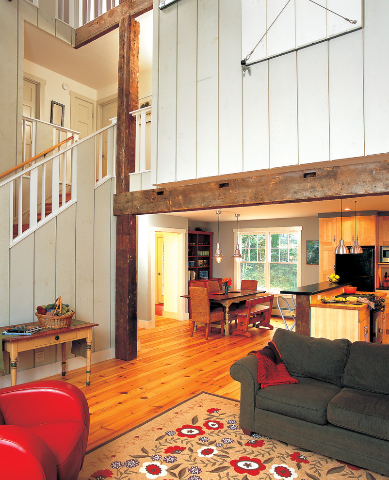Foto di un soggiorno country aperto con pareti grigie e pavimento in legno massello medio