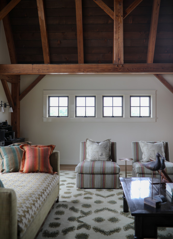 Mittelgroßes, Fernseherloses, Offenes Country Wohnzimmer mit weißer Wandfarbe, Teppichboden und weißem Boden in Providence