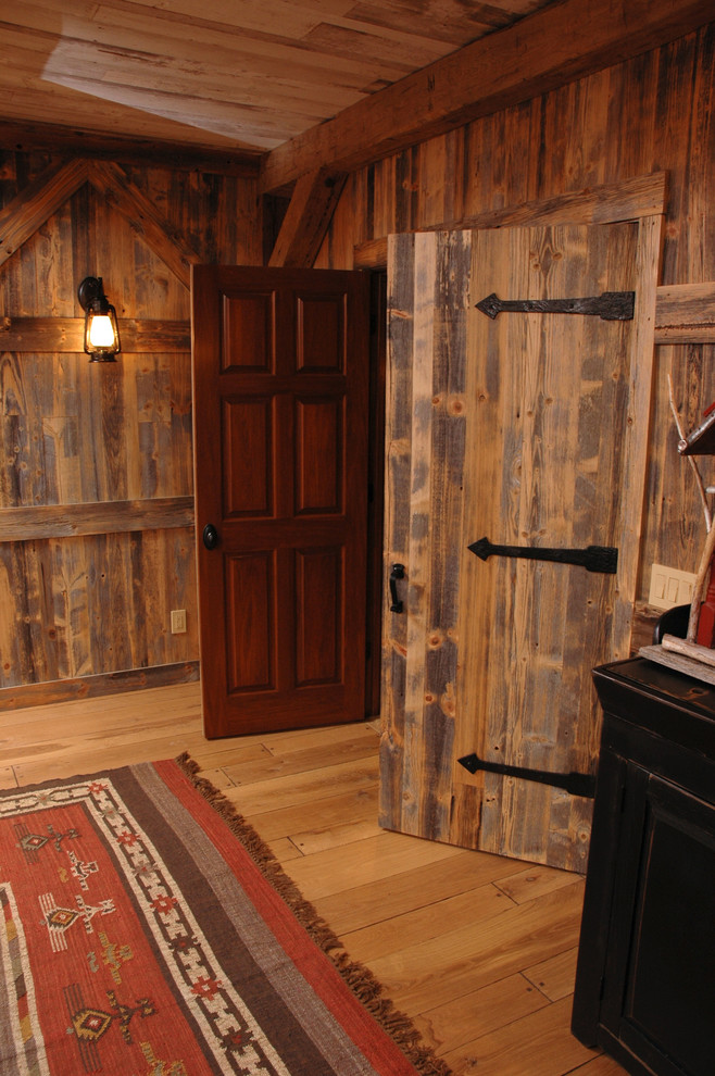 Foto de salón rústico con suelo de madera en tonos medios