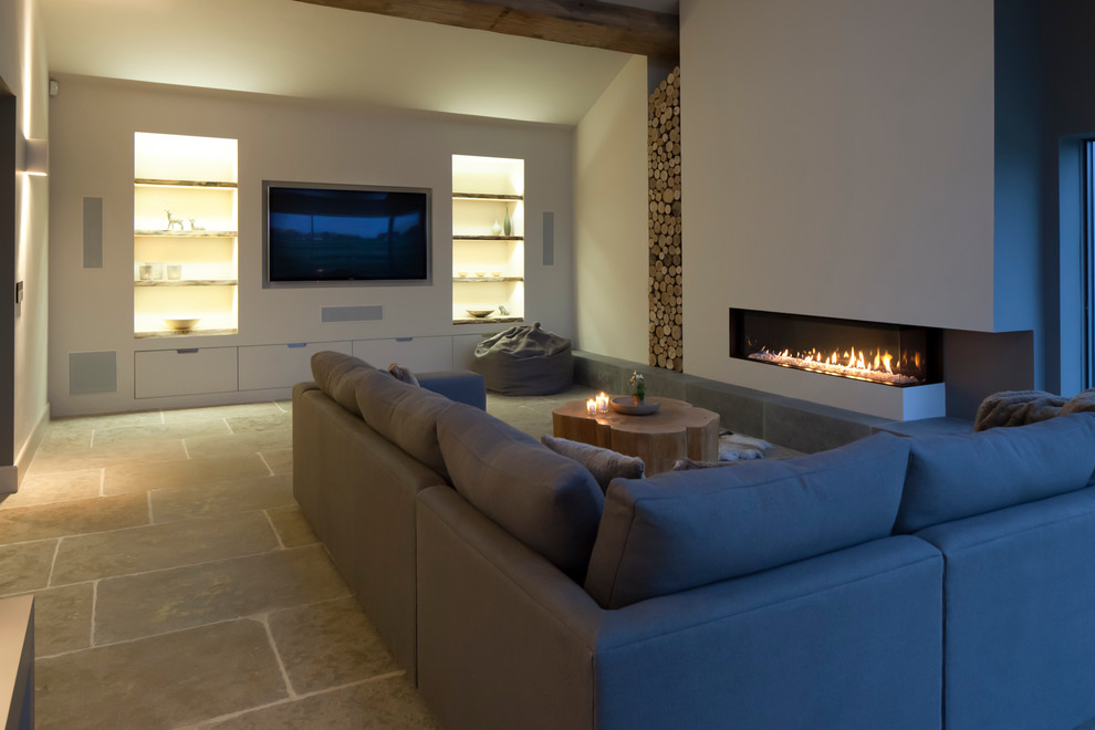 Inspiration pour un grand salon design ouvert avec un mur blanc, un sol en calcaire, une cheminée d'angle et un manteau de cheminée en plâtre.