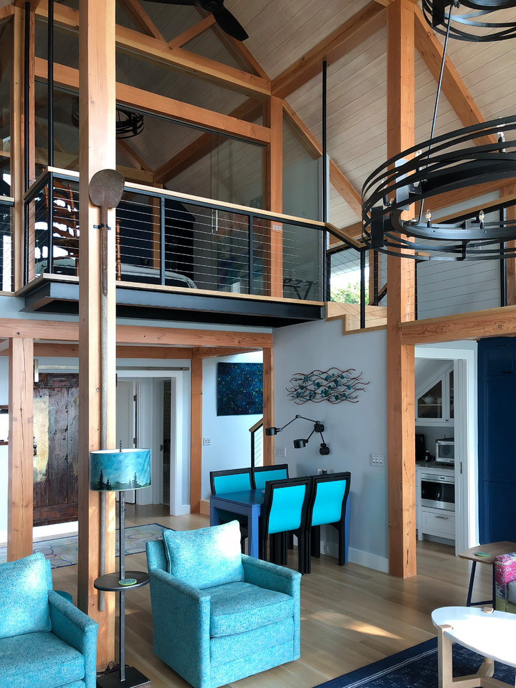 Immagine di un soggiorno design di medie dimensioni e stile loft con pareti blu, parquet chiaro, nessun camino, nessuna TV e pavimento beige