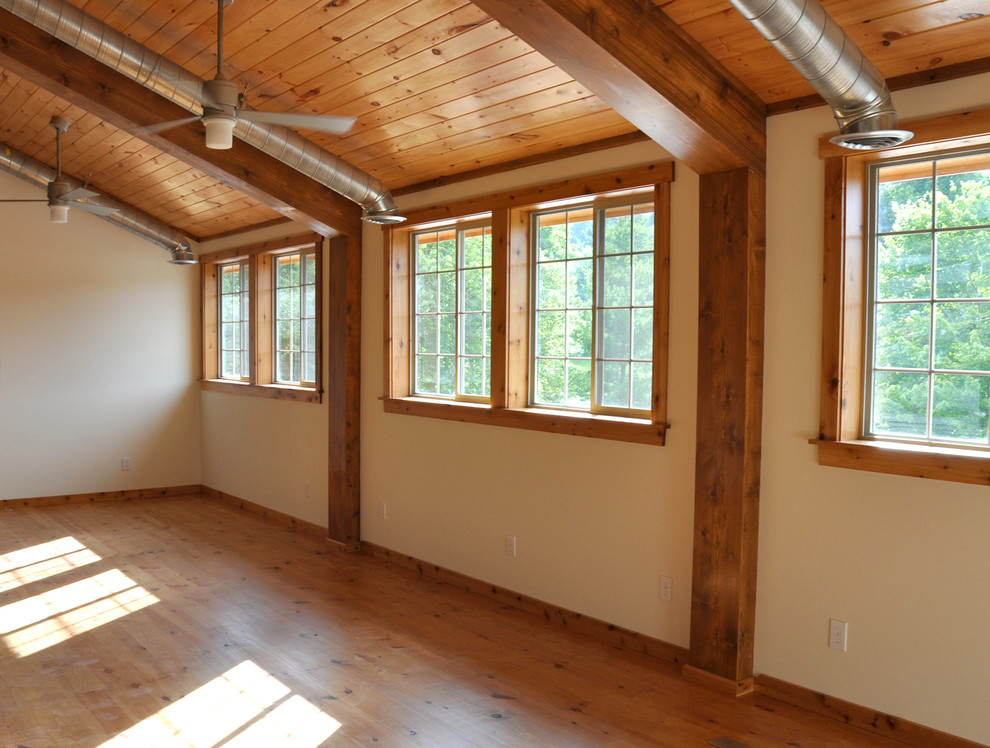 Ejemplo de salón tipo loft de estilo de casa de campo de tamaño medio con paredes blancas y suelo de madera clara