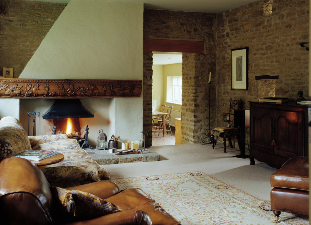 Großes, Abgetrenntes Modernes Wohnzimmer mit Teppichboden, Kamin und verputzter Kaminumrandung in Oxfordshire