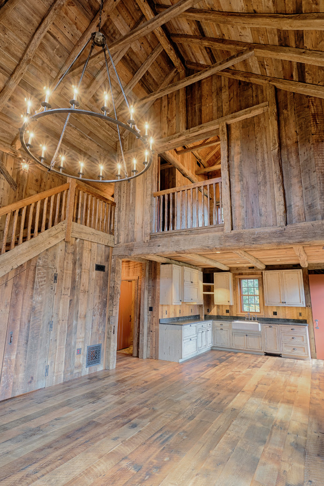 Mittelgroßes, Offenes Landhausstil Wohnzimmer mit brauner Wandfarbe und braunem Holzboden in Washington, D.C.