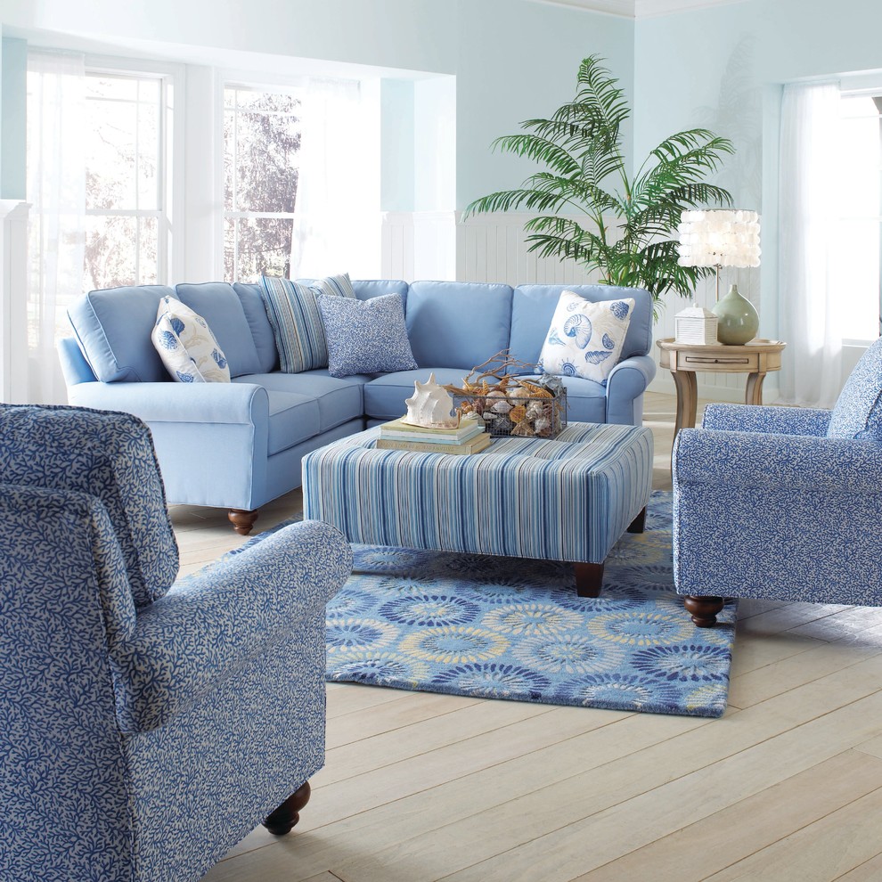 Großes, Repräsentatives, Offenes Klassisches Wohnzimmer mit blauer Wandfarbe und hellem Holzboden in Bridgeport