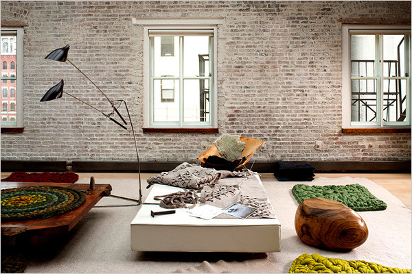 Immagine di un ampio soggiorno minimal stile loft con parquet chiaro