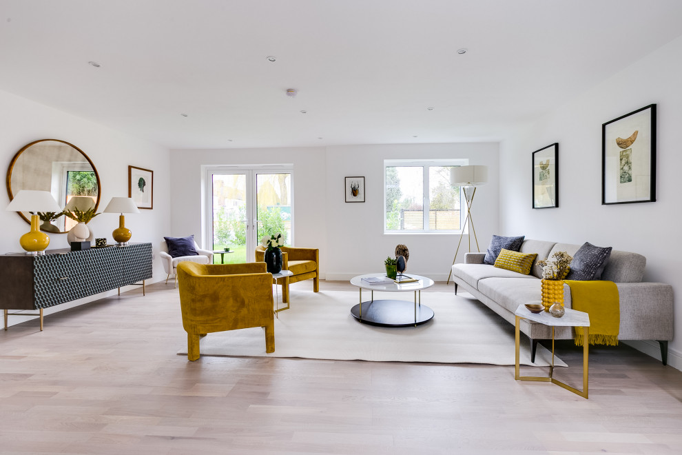 Repräsentatives, Fernseherloses, Offenes Modernes Wohnzimmer ohne Kamin mit weißer Wandfarbe, hellem Holzboden und beigem Boden in London