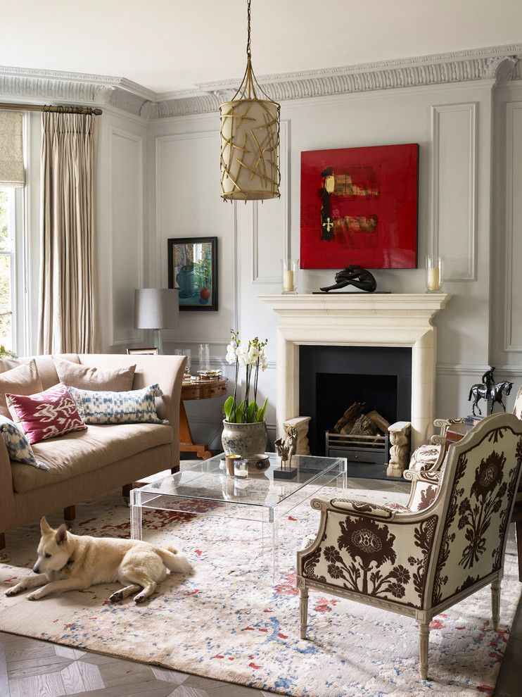 Aménagement d'un petit salon classique avec un mur gris, parquet foncé, un sol marron, une cheminée standard et éclairage.