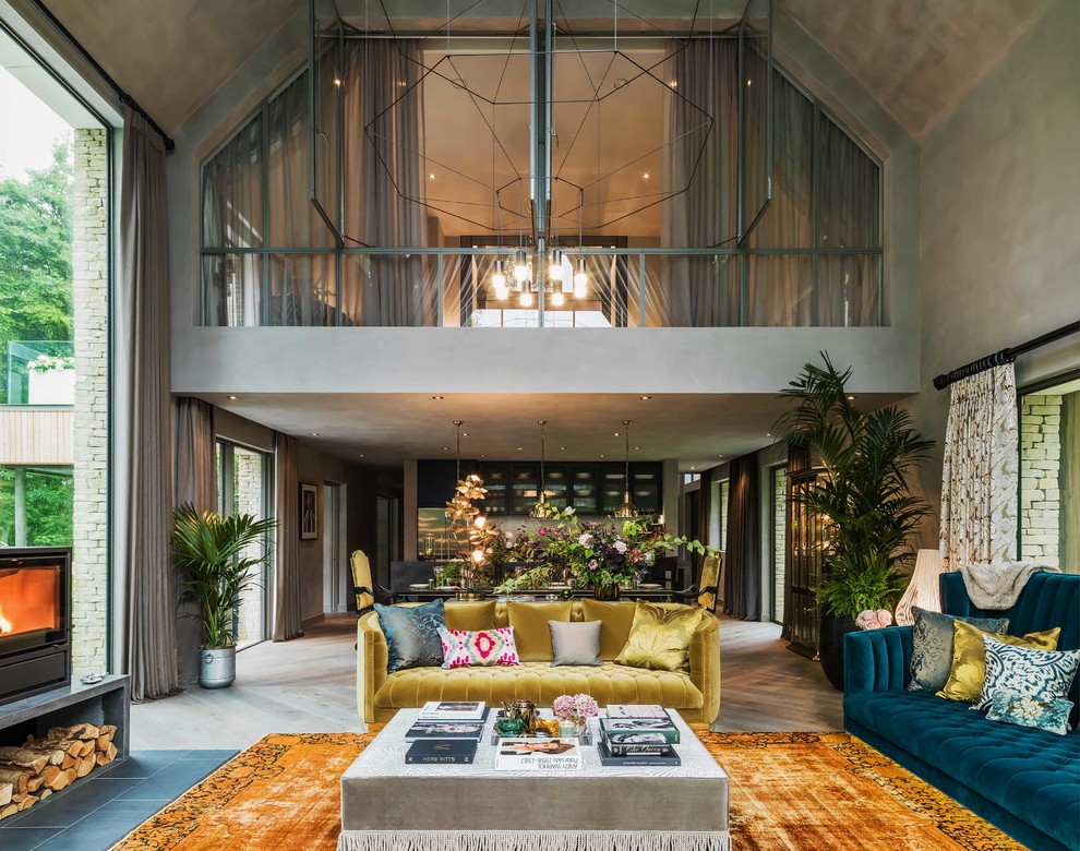 Repräsentatives, Fernseherloses Modernes Wohnzimmer mit grauer Wandfarbe, Kaminofen und grauem Boden in London