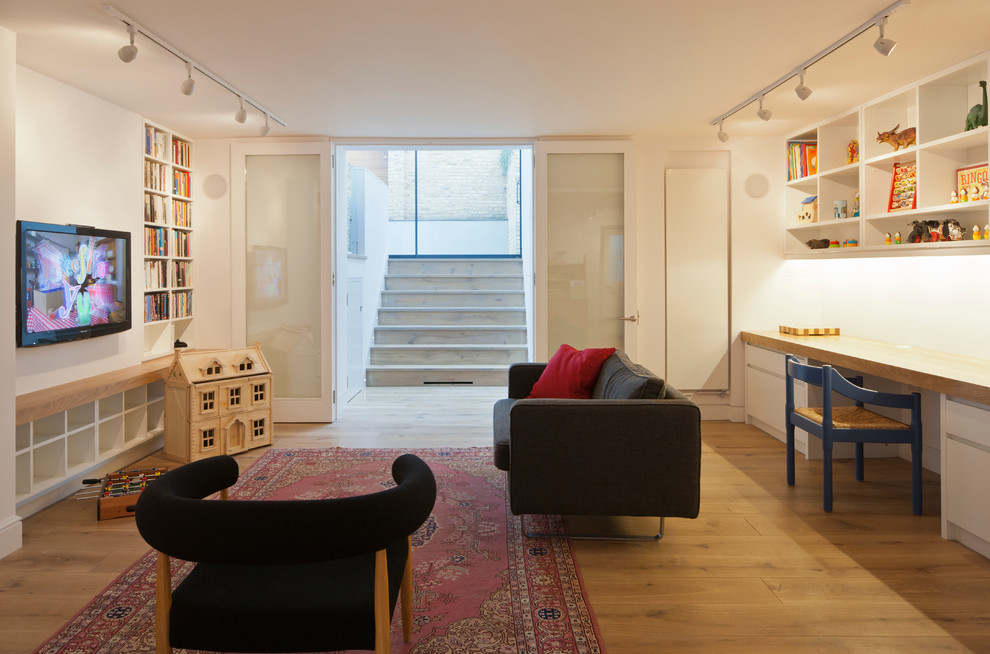 Esempio di un ampio soggiorno minimal con TV a parete, pareti bianche e pavimento in legno massello medio