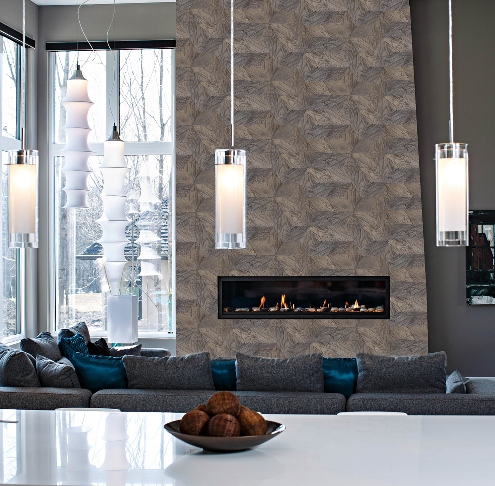 Aménagement d'un grand salon moderne ouvert avec un mur gris, parquet foncé, une cheminée ribbon et un manteau de cheminée en carrelage.