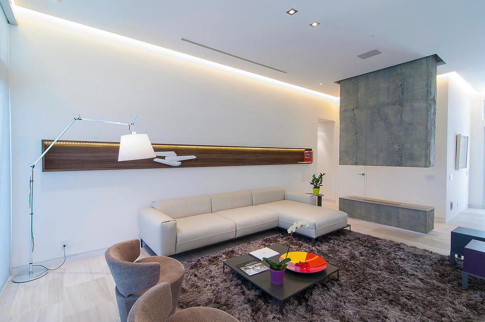 На фото: парадная, открытая гостиная комната среднего размера в современном стиле с белыми стенами, мраморным полом, горизонтальным камином и фасадом камина из бетона с
