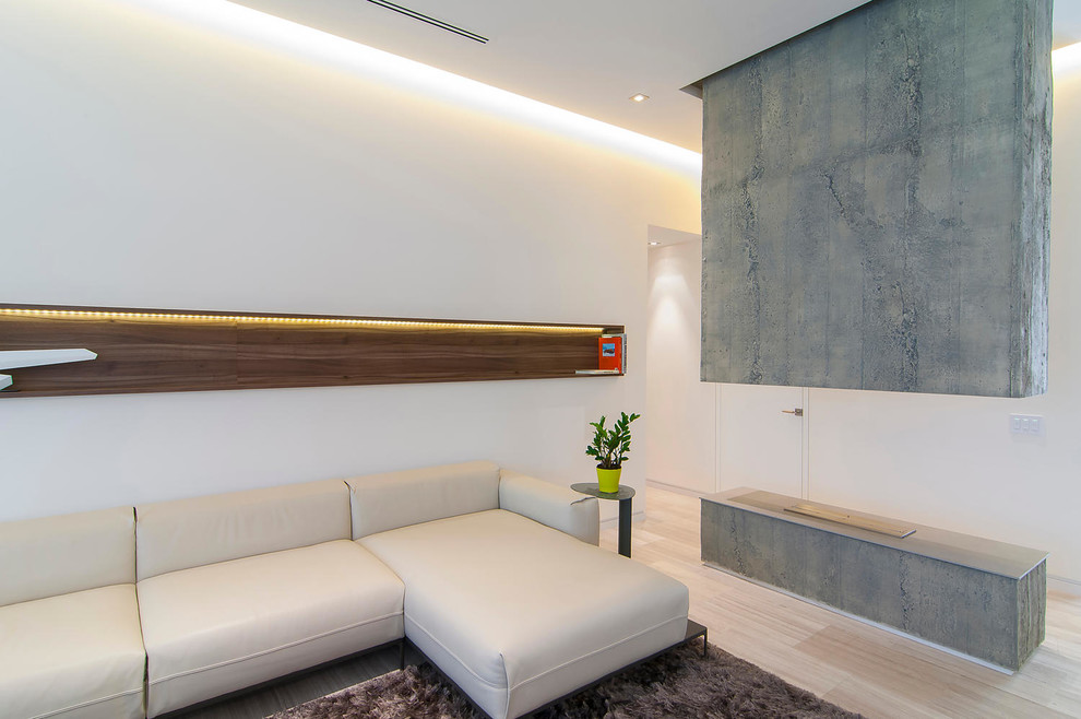 Стильный дизайн: парадная, открытая гостиная комната среднего размера в современном стиле с белыми стенами, мраморным полом, горизонтальным камином и фасадом камина из бетона - последний тренд