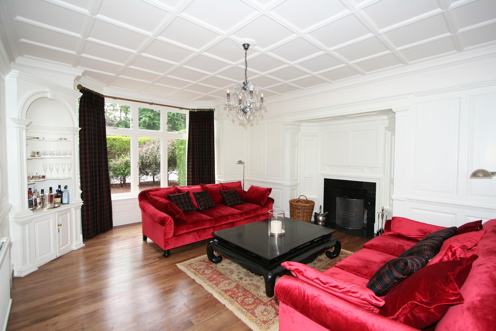 На фото: гостиная комната в классическом стиле с белыми стенами