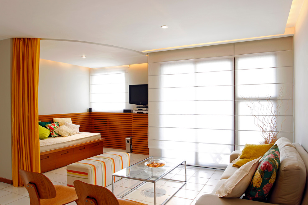 Источник вдохновения для домашнего уюта: гостиная комната в современном стиле с телевизором на стене и красивыми шторами