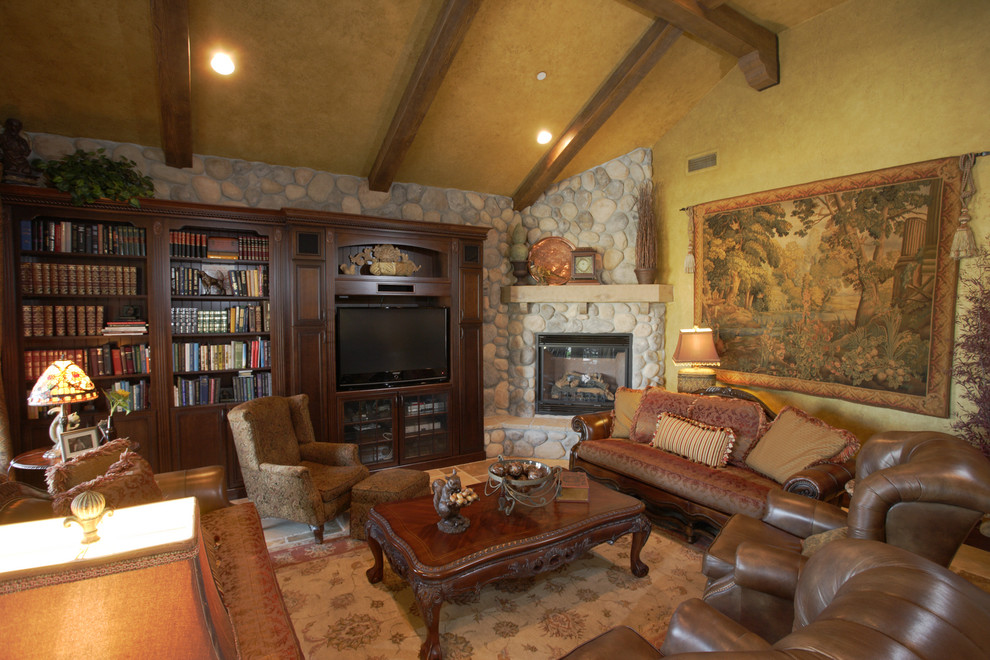 Пример оригинального дизайна: гостиная комната в стиле фьюжн с угловым камином, фасадом камина из камня и ковром на полу