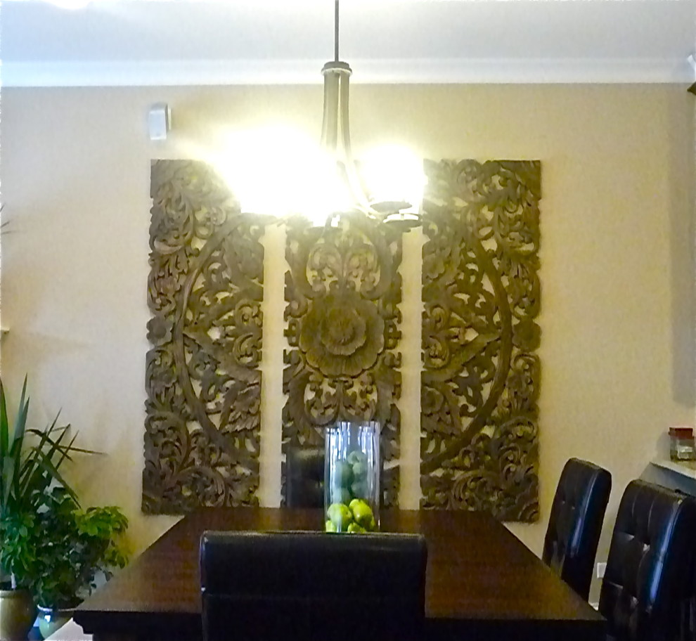 This is an example of a contemporary dining room in Chicago.