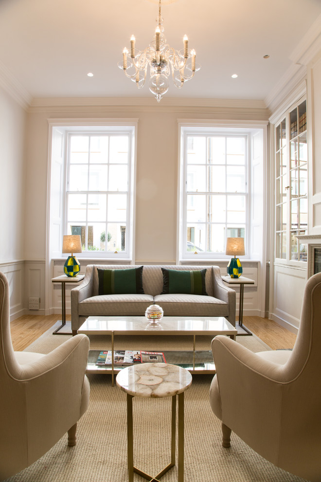 Mittelgroßes, Repräsentatives Klassisches Wohnzimmer mit grauer Wandfarbe, hellem Holzboden und Kaminumrandung aus Holz in London