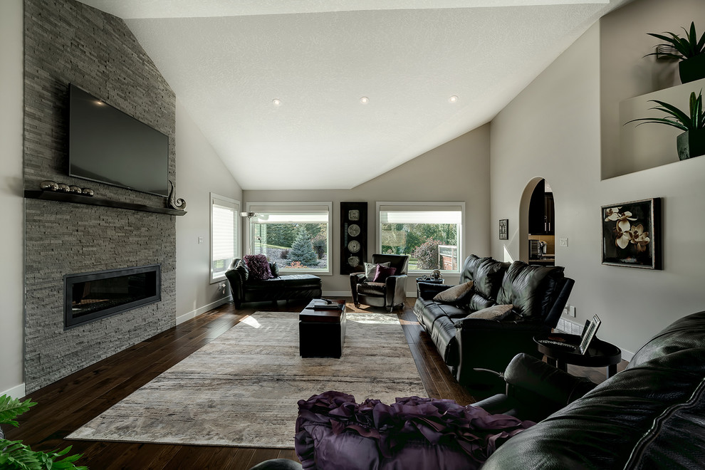 Стильный дизайн: открытая гостиная комната среднего размера в стиле ретро с серыми стенами, паркетным полом среднего тона, горизонтальным камином, фасадом камина из плитки и телевизором на стене - последний тренд