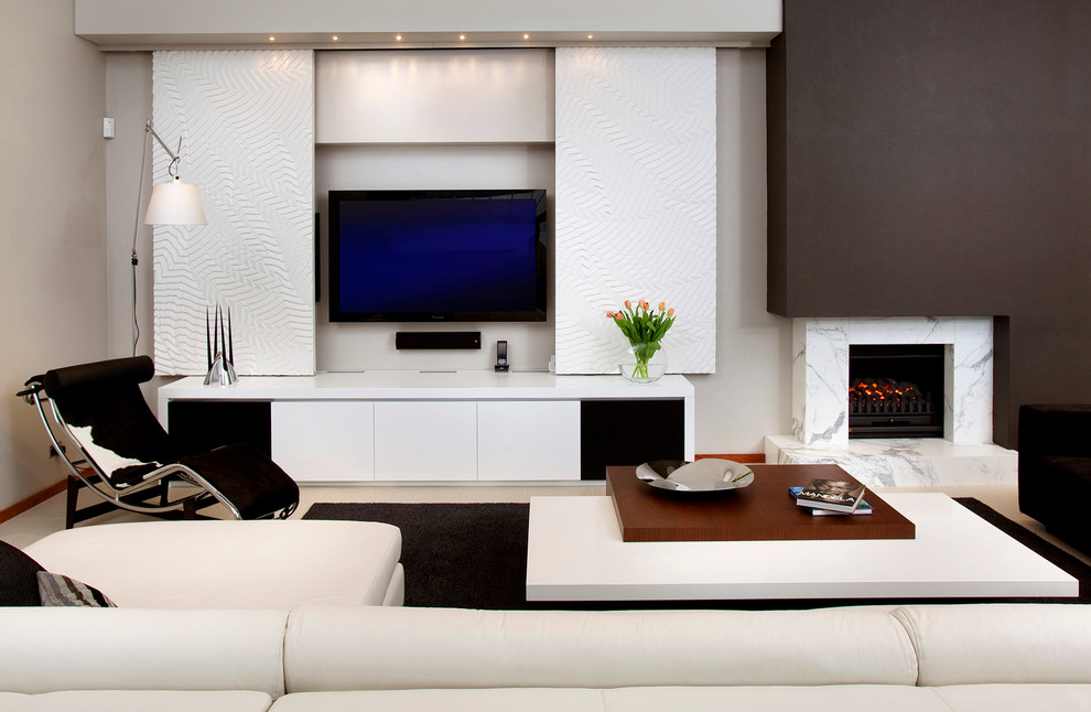 Источник вдохновения для домашнего уюта: парадная гостиная комната в современном стиле с разноцветными стенами, стандартным камином, скрытым телевизором и ковром на полу
