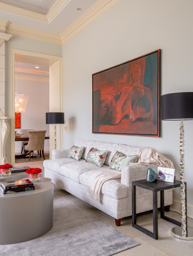 Стильный дизайн: парадная, открытая гостиная комната в стиле неоклассика (современная классика) с серыми стенами, полом из известняка, стандартным камином и фасадом камина из штукатурки без телевизора - последний тренд