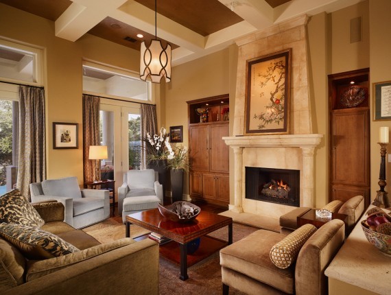 Cette image montre un grand salon traditionnel ouvert avec une salle de réception, un mur beige, moquette, une cheminée standard, un manteau de cheminée en pierre et un téléviseur dissimulé.