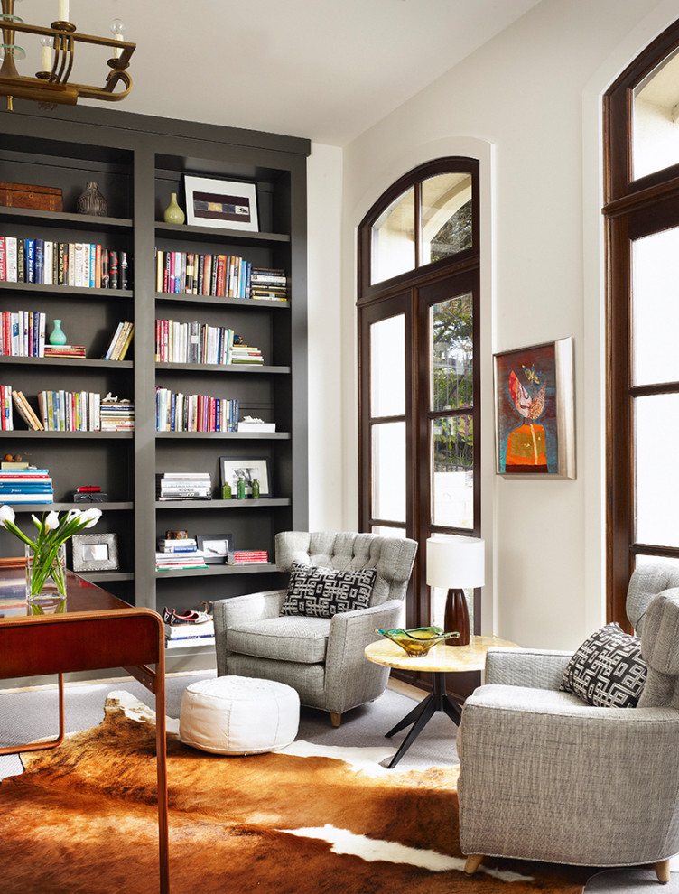 Inspiration för ett mellanstort funkis separat vardagsrum, med ett bibliotek, beige väggar, ljust trägolv och beiget golv