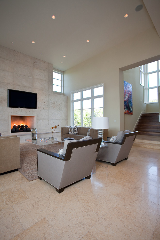 Foto de salón contemporáneo con todas las chimeneas, televisor colgado en la pared y alfombra