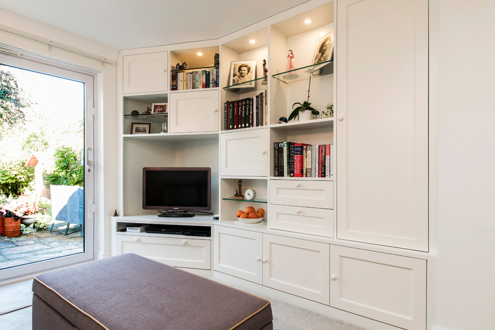 Mittelgroßes, Repräsentatives, Abgetrenntes Eklektisches Wohnzimmer mit beiger Wandfarbe, Teppichboden, freistehendem TV und beigem Boden in Hampshire