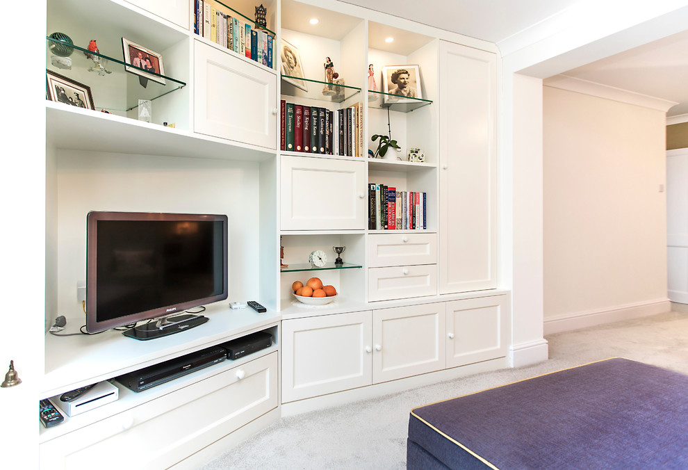 Imagen de salón para visitas cerrado bohemio de tamaño medio con paredes beige, moqueta, televisor independiente y suelo beige