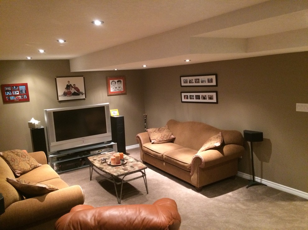 Exempel på ett mellanstort modernt separat vardagsrum, med grå väggar, heltäckningsmatta och en fristående TV