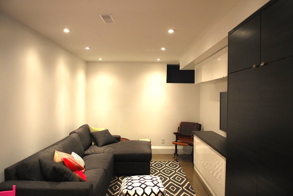 Modern inredning av ett litet allrum med öppen planlösning, med vita väggar och en väggmonterad TV