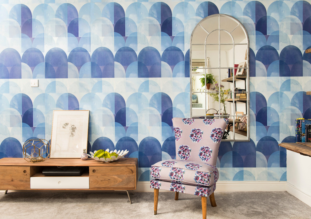 Foto di un soggiorno eclettico con pareti blu e moquette