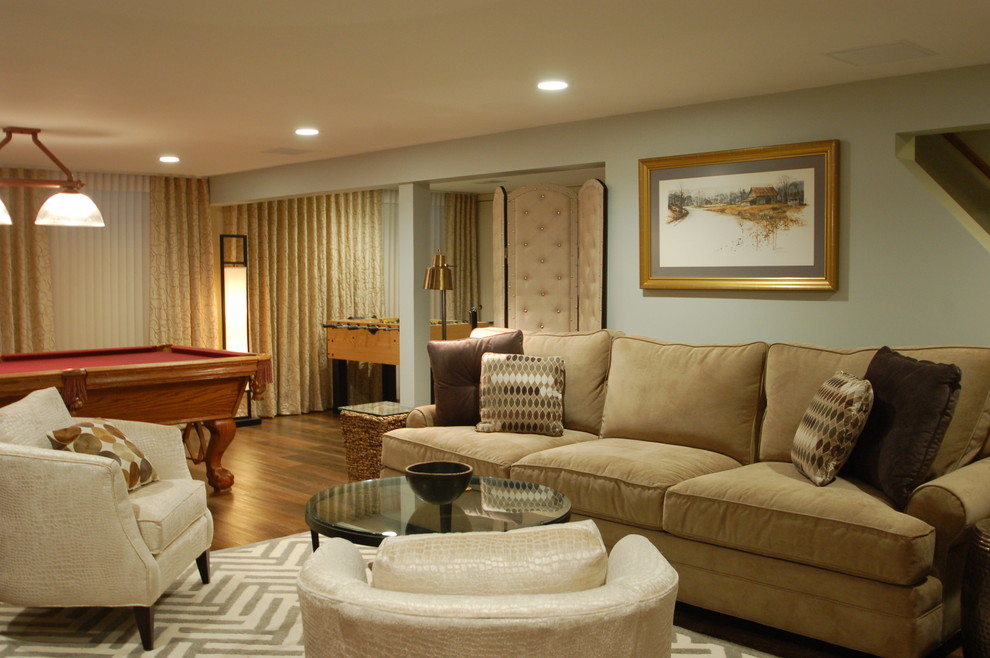 Idee per un soggiorno classico di medie dimensioni con pareti beige, pavimento in vinile, TV a parete e pavimento marrone