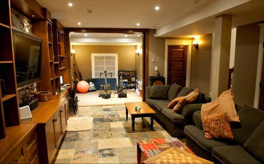Свежая идея для дизайна: изолированная гостиная комната среднего размера в стиле кантри с разноцветными стенами, полом из сланца, телевизором на стене, стандартным камином и фасадом камина из камня - отличное фото интерьера