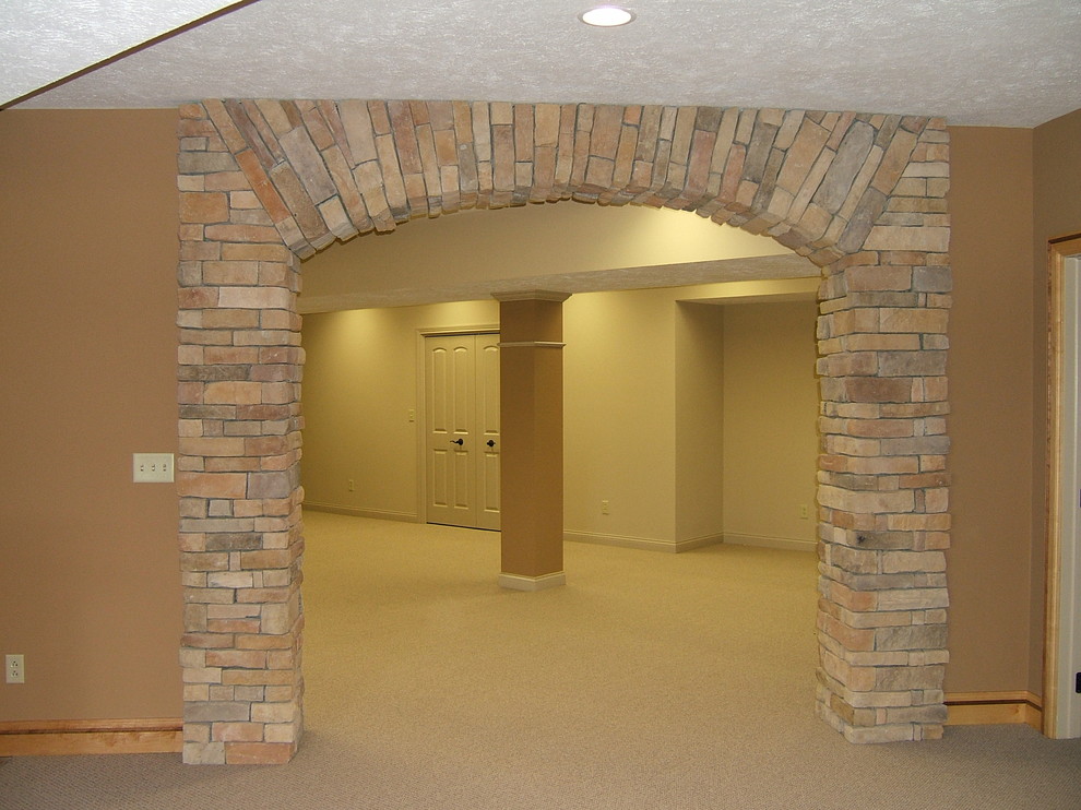 Cette image montre un salon traditionnel de taille moyenne et fermé avec une salle de réception, un mur beige, moquette, une cheminée d'angle et un manteau de cheminée en pierre.