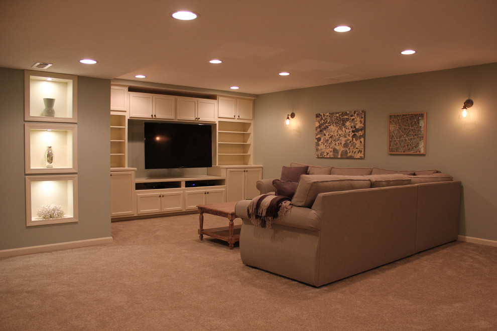 Mittelgroßes Klassisches Wohnzimmer ohne Kamin mit Teppichboden, Multimediawand, grauer Wandfarbe und beigem Boden in Cleveland