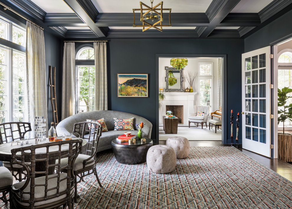 Ispirazione per un soggiorno tradizionale chiuso con pareti blu, parquet scuro e pavimento marrone