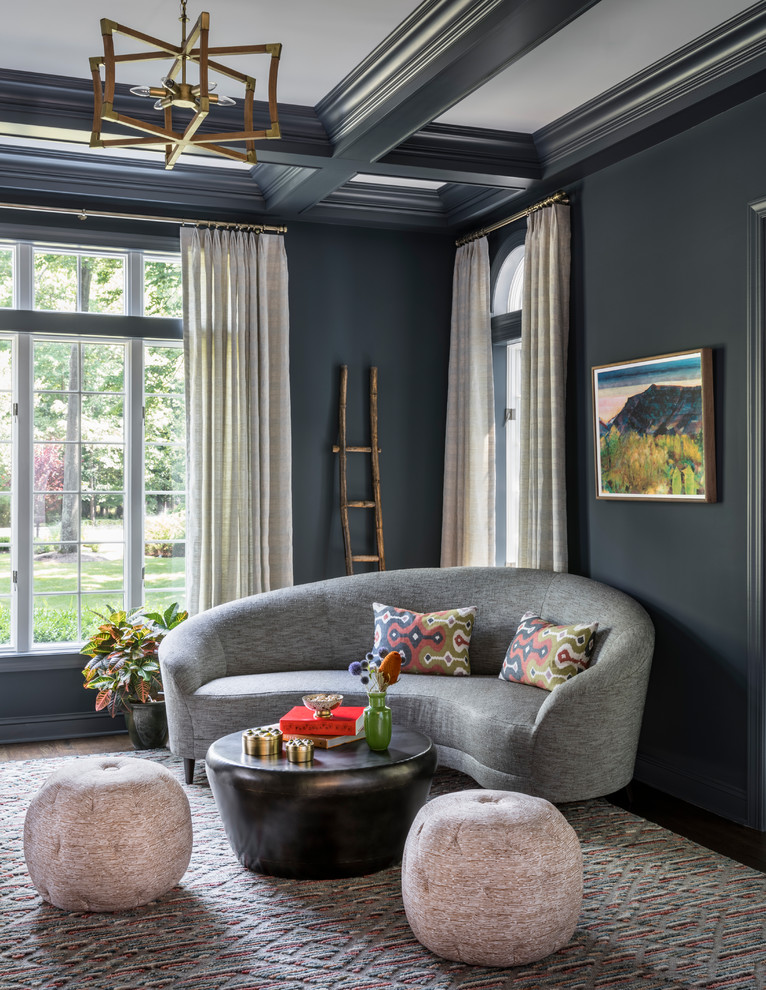 Foto di un soggiorno bohémian chiuso con pareti blu, parquet scuro e pavimento marrone