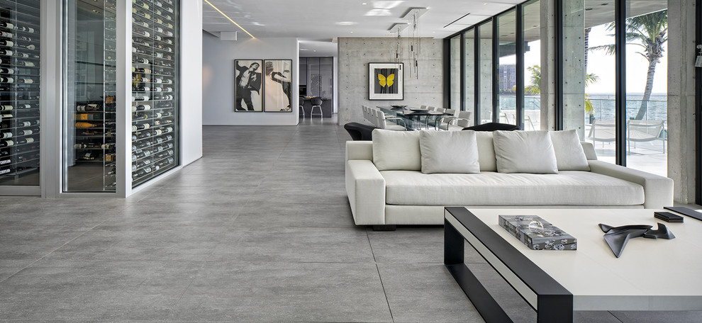 Imagen de salón con barra de bar abierto minimalista grande sin chimenea y televisor con paredes grises y suelo de baldosas de cerámica